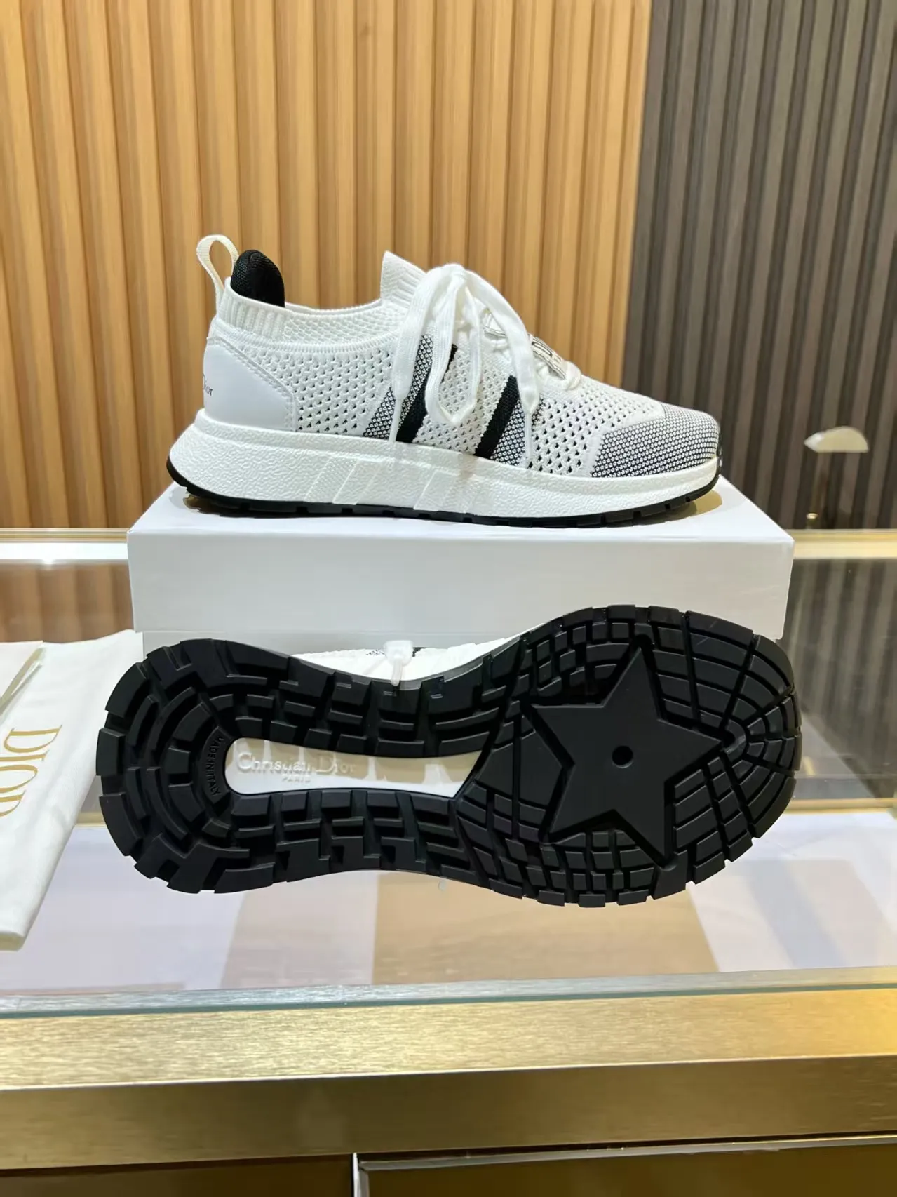 👟👟Ex-factory price 460👟👟 DIOR CHRONO Dior's new high-version, casual, business, all-in-one sports shoes. Simple and super versatile. The upper is equipped with a Logo cloth label. The upper is perfect and luxurious, and can be matched with any spring, summer, autumn and winter clothing. The upper foot is even more comfortable! The original material is disassembled and reproduced perfectly. The fly-woven upper is breathable and comfortable. The original super lightweight TPU absorbent film anti-slip outsole. Unique. Full of details. Fine workmanship. Worth owning. Equipped with original packaging at the counter. 3 colors available SIZE: 35--40 (41 can be customized)